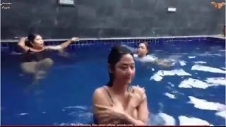 Dewi Persik Hampir Bogel Cuba Menutupi Payudaranya Masa Berenang Indonesians Belly Dancer