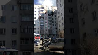 На Эльмаше горит квартира, взорвался газ На Эльмаше горит квартира, взорвался газ