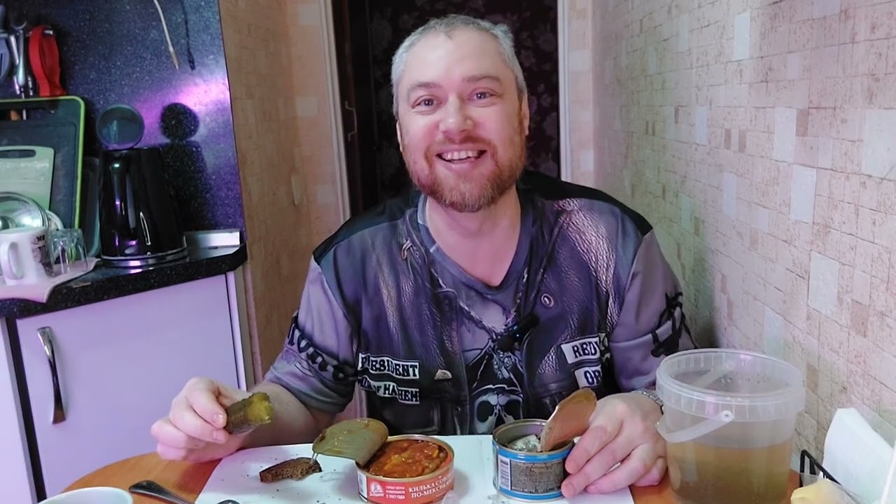 Мукбанг,  консервы рыбные с луком и солёными огурцами. 