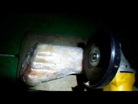Распиливание с помощью УШМ замороженной свиной ноги