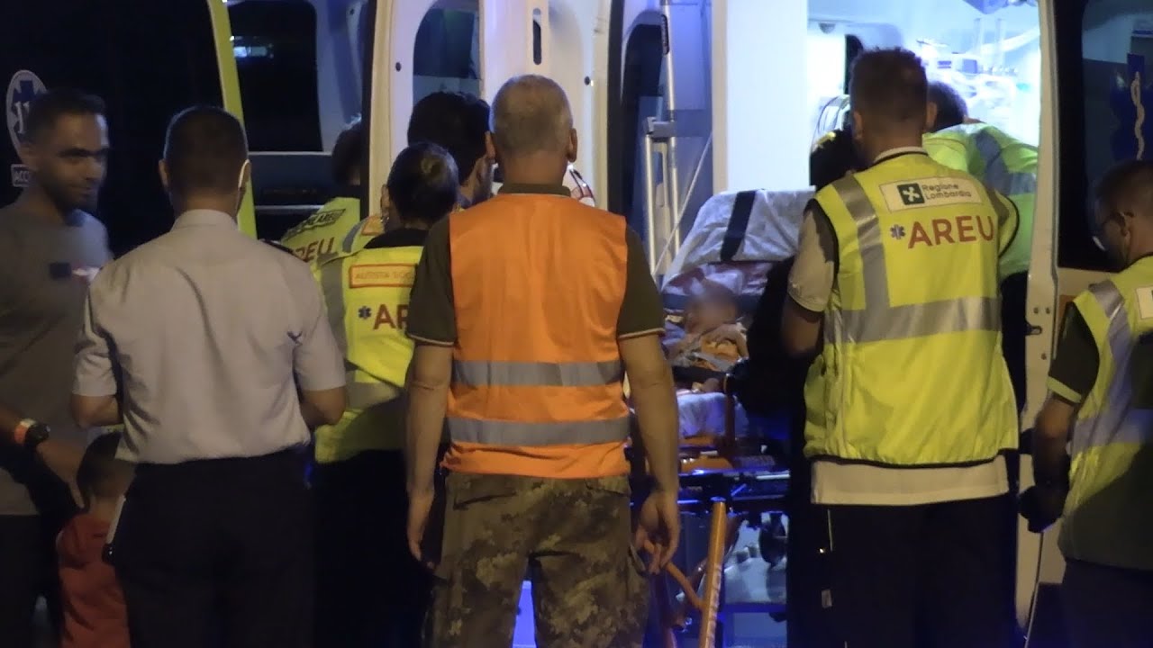 Gaza, 31 bambini palestinesi atterrati a Milano per ricevere cure mediche