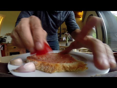 How to prepare the Catalan speciality &rsquo;pa amb tomàquet&rsquo; aka &rsquo;pan con tomate&rsquo; aka &rsquo;bread with tomato&rsquo;