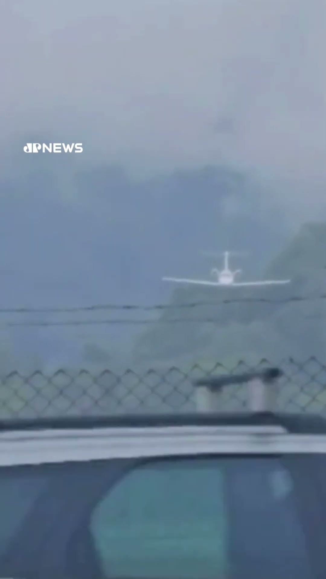 Vídeo registra pouso de avião em Ubatuba instantes antes de explosão