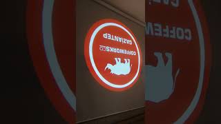 Coffee Logosunu Kaldırıma veya Duvara HD yansıtın! | Logo Yansıt