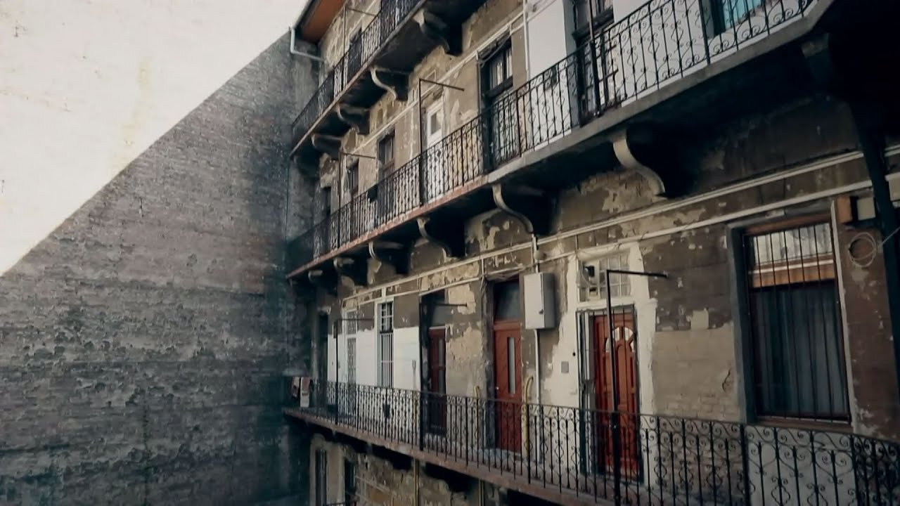 Kultúrák találkozása a Népszínház utcában