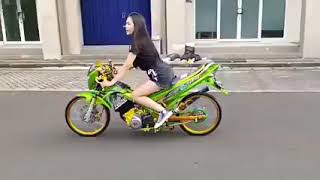 cewe sexy bawa motor balap Fu!!keren