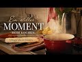 Ein stiller Moment beim Kochen. Alltagsruhe in Bildern