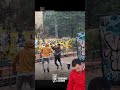 Se enfrentan con cuchillos en Bogotá en plena calle y bajo la lluvia