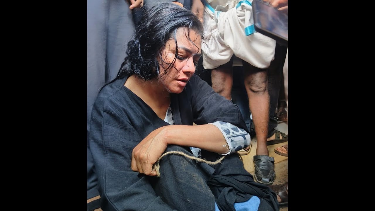 സ്വർണാഭരണം എടുക്കാനായി ഉടമ തിരിഞ്ഞു... മുളക് സ്പ്രേ അടിച്ച് യുവതി. പിടികൂടി നാട്ടുകാർ