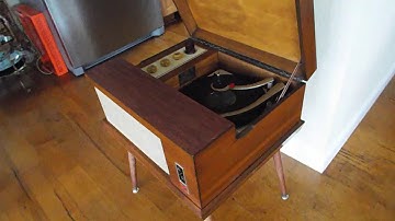 Voice of Music Model 562 automatic Hi-Fi playing an LP