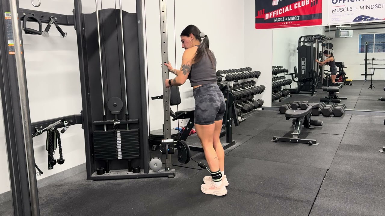 Diagonal Glute Cable Kickback 