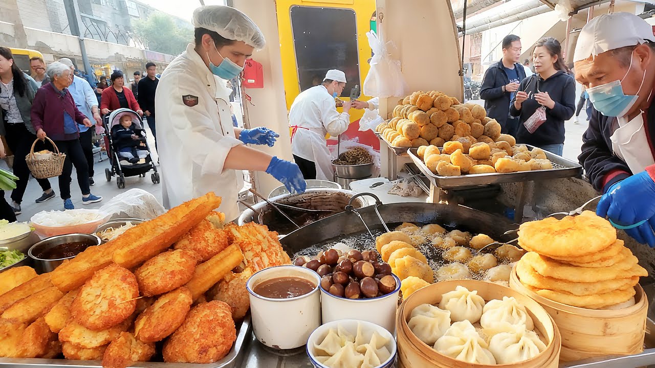 Большие блины, заворачивающие любую еду на ярмарке в Тяньцзине