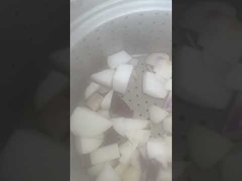 شلغم على البخار تحت فى الماء ذره وسوركام يغلى تتحضر مع السبانغ لعمل شوربه صحيه ألياف