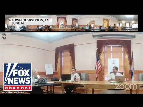 Colorado mayor bans Pledge of Allegiance at meeting, attendees recite it anyway