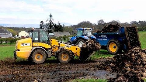 Loading and Spreading Muck with JCB, New Holland T6 and Bunning.