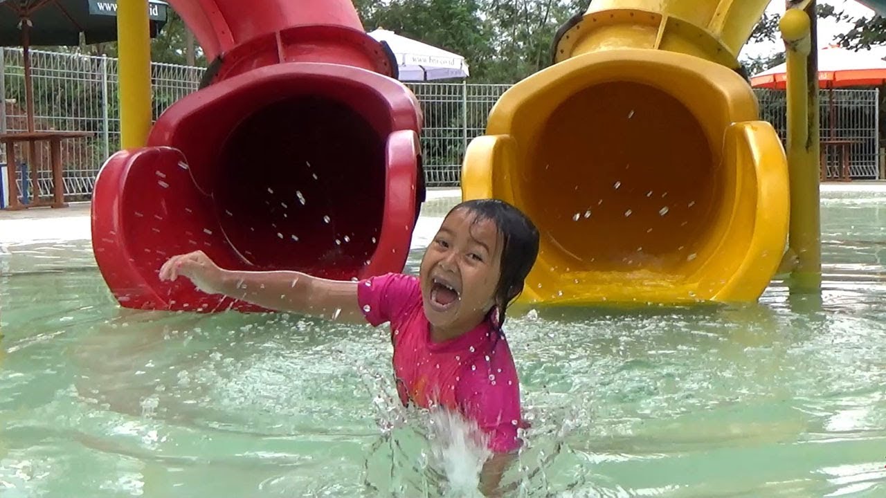 Download KEYSHA BERMAIN PEROSOTAN AIR DI KOLAM RENANG Kids Playing Water and Slide