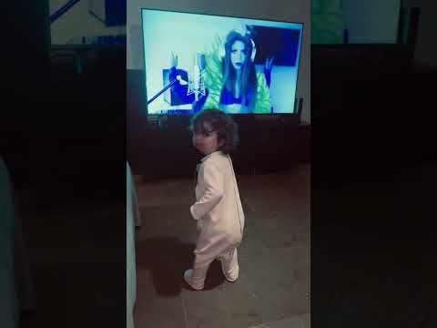Reacción de la niña al escuchar la canción de Shakira Y BZRP 😍 #shorts #viral
