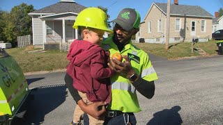Roanoke toddler, garbage collector become best friends during weekly pickups