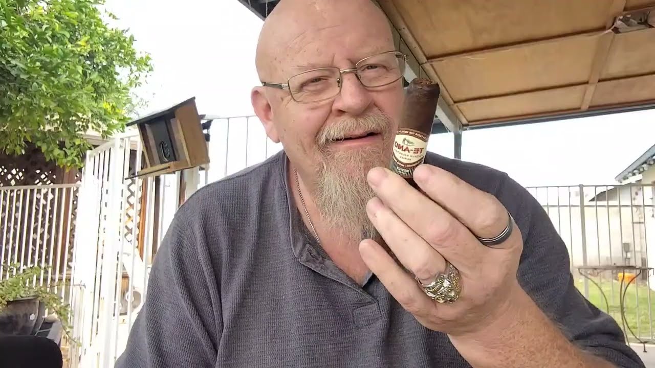 Курю мексиканскую сигарету Te-Amo Puro на террасе.