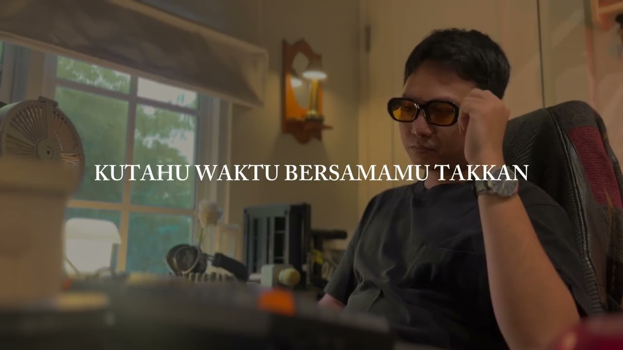Obejrzyj L'Alphalpha - Mimpi (Official Lyric Video) w YouTube Obejrzyj L'Alphalpha - Mimpi (Official Lyric Video) w YouTube