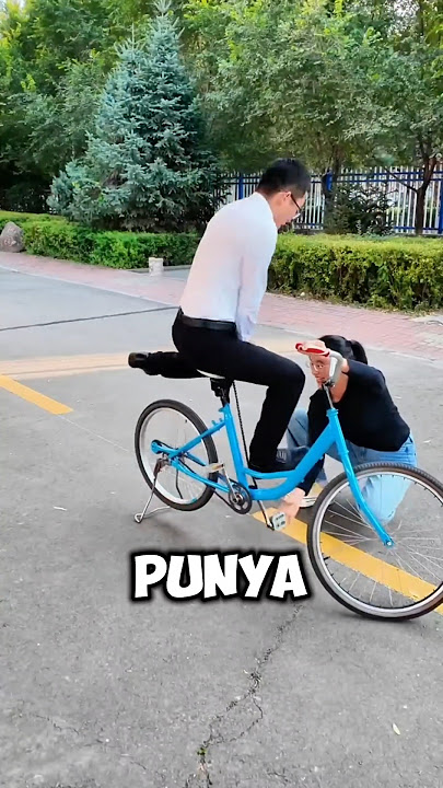 This guy turned his bike into a butt-shaking machine ‼️🤣#shorts