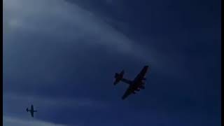 В Сша Бомбардировщик B-17 Времён Второй Мировой Войны Влетел Другой Самолёт Во Время Авиашоу