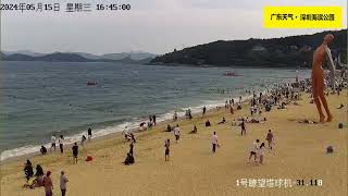 🔴广东海边沙滩，海风佛面，海滨公园众多游客在海边游玩！近日华南多地降雨频繁。🌍提醒大家注意防范大风、降雨影响。祝大家出行平安！