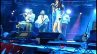 Amy Winehouse - Addicted live at St. Lucia Jazz Festival (2009)