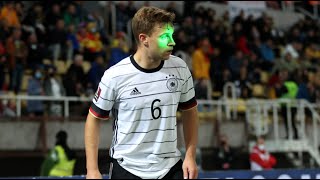 Nordmazedonien-Fans blendet Josua Kimmich mit Laser Pointer… 🤦🏻‍♂️