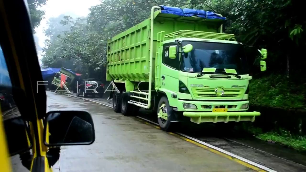 Truck blong rem terguling di Sitinjau Lauik