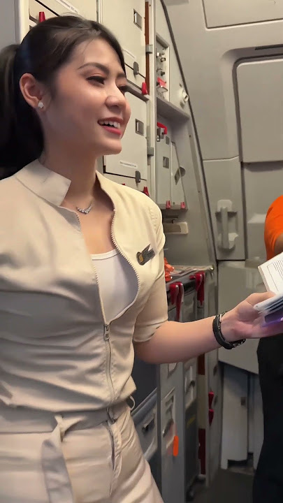 Pramugari lion air merapikan bagasi penumpang #beautiful #love #beauty #travel #bollywood