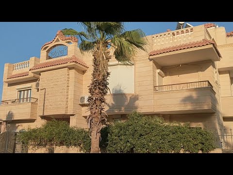 فيلا للبيع الترا س لوكس بالفرش بارقى كمبوند ف مدينة الشروق بدروم ارضى أول روف ارض 850 ت 01094975370