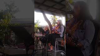 En Kona Hawaii con excelentes músicos nativas de la Isla May 12 23
