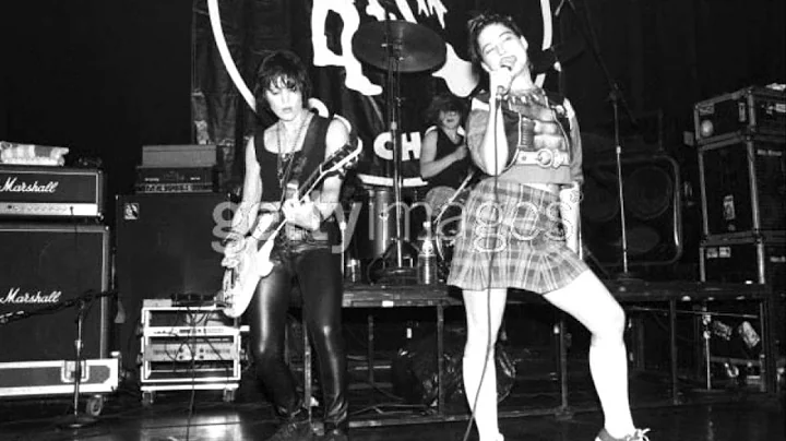Joan Jett & Kathleen Hanna -  '' GO HOME '' ( LIVE...