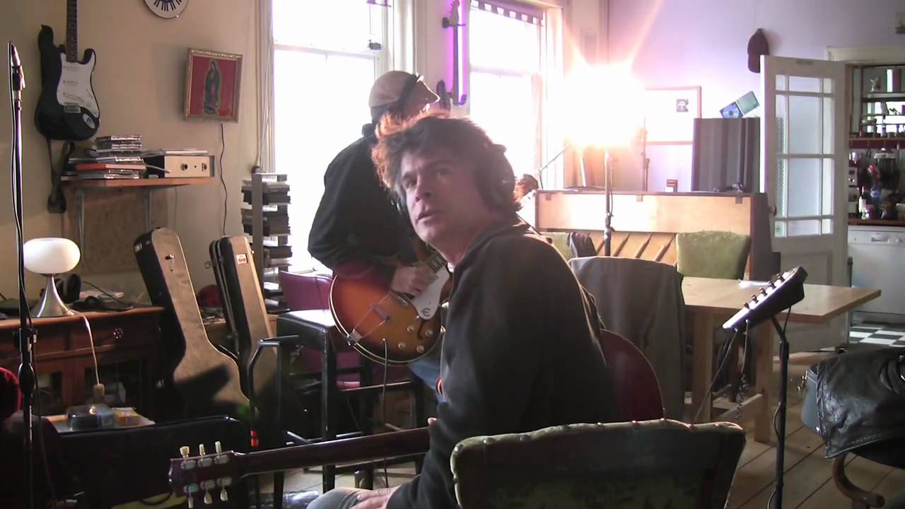 Maarten van Roozendaal en Noem het maar vrienden -  Doden met verlof