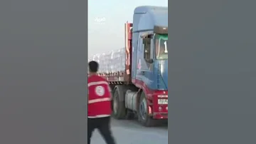 الصحافي محمد جربوع تأمين مشدد لشاحنات المساعدات خلال دخولها إلى قطاع غزة 