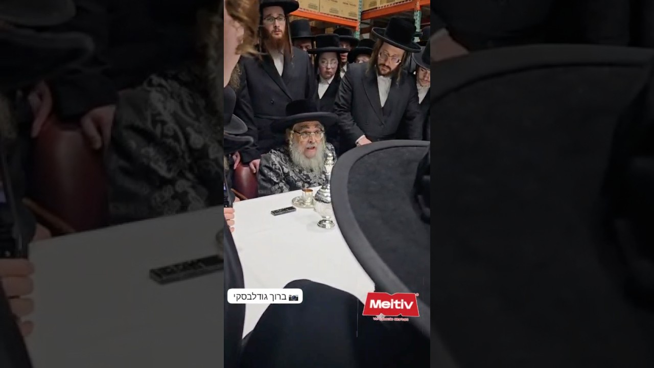 האדמו״ר מסאטמאר בלחיים לאחר קביעת מזוזה לעסק חדש באמריקה
