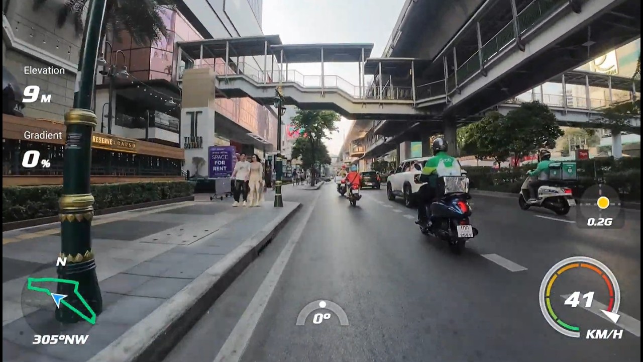 Asoke交差点からセントラルワールド前を通ってプラチナモールまで