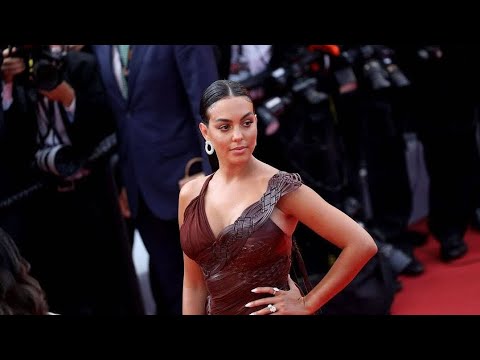 جورجينا بتبص بقرف ليسمين صابري في الفديو دا