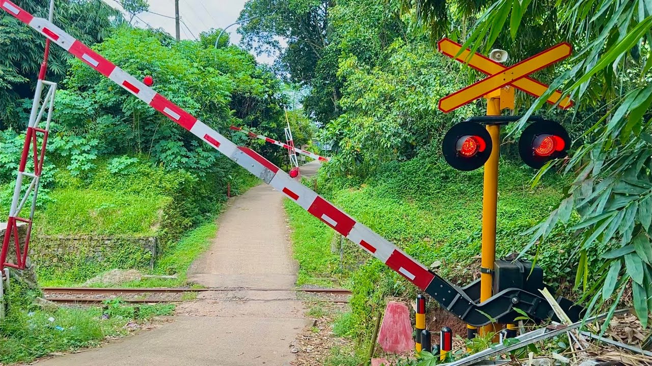 Perlintasan Unik Kereta Api di Pelosok Bangkong Serang, Banten
