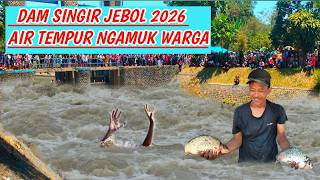 Download lagu SINGIR DAM COLLAPSES, LOCALS SCRAMBLE FOR JUMBO FISH ‼️
