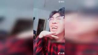 Китаец смеётся под музыку