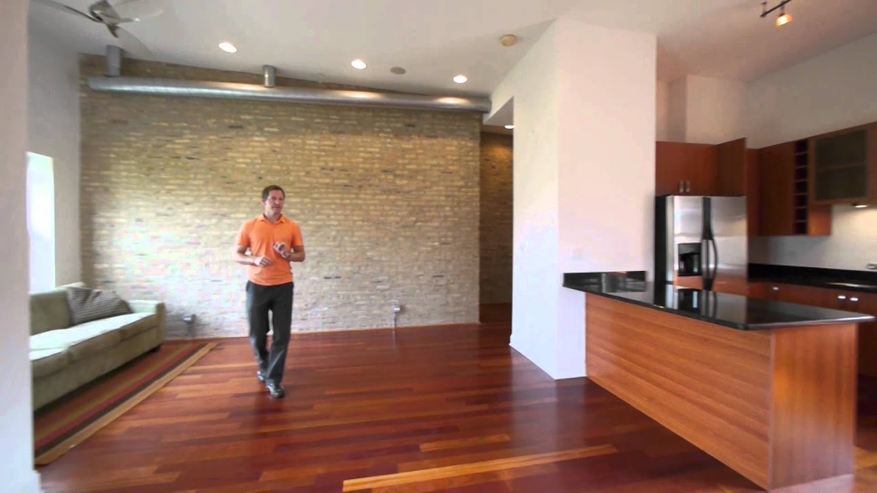 A loft-like Ravenswood 2-bedroom near the Damen Brown Line stop