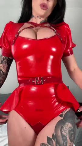 Up Close. The Snap-Soundscape of latex clothing from Westward Bound