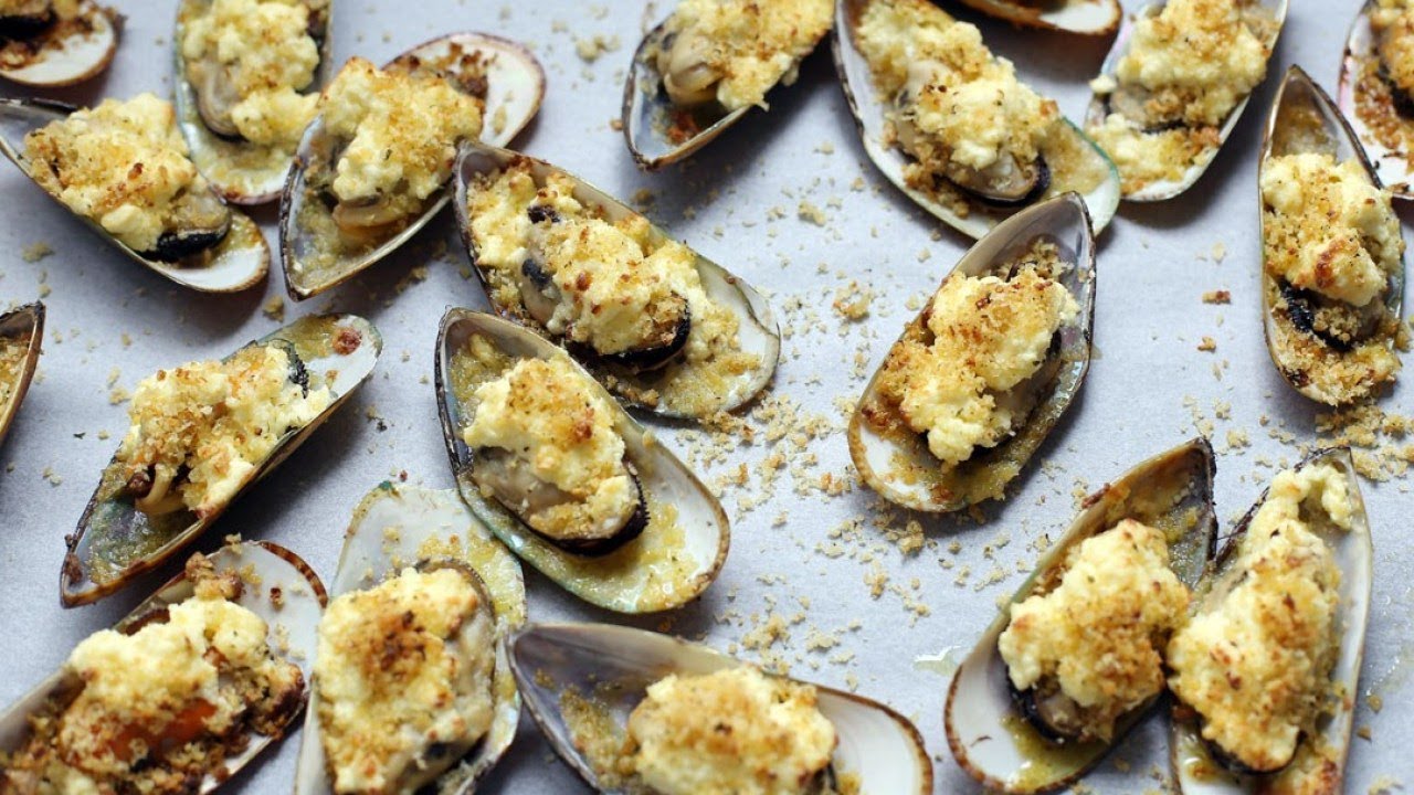 мидии в сливочном соусе. мидии в ракушках в сливочно-чесночном. мидии, запеченные с чесноком. мидии киви запеченные. мидии в духовке сливочно чесночном соусе.