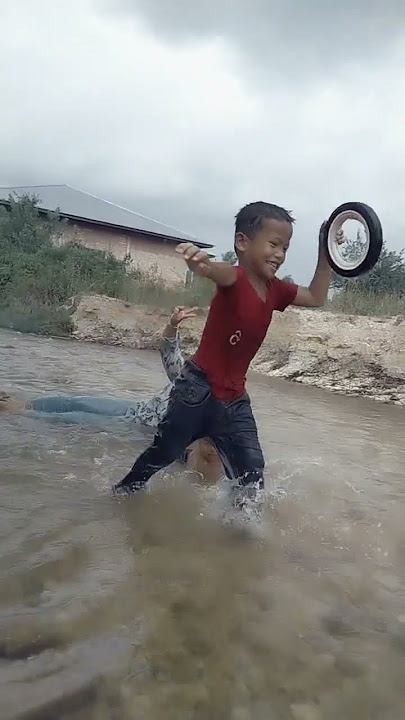 Adek khania dan ABG mandi di sungai kecil