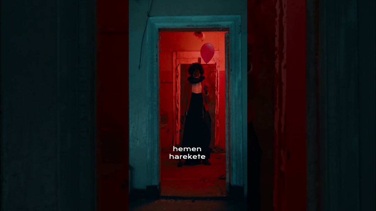 Köpekbalığı Havuzuna Düşen Hemşire 