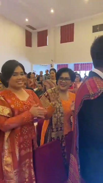 pihak Tulang menerima angpao dr pihak kluarga pengantin.#Adat batak#
