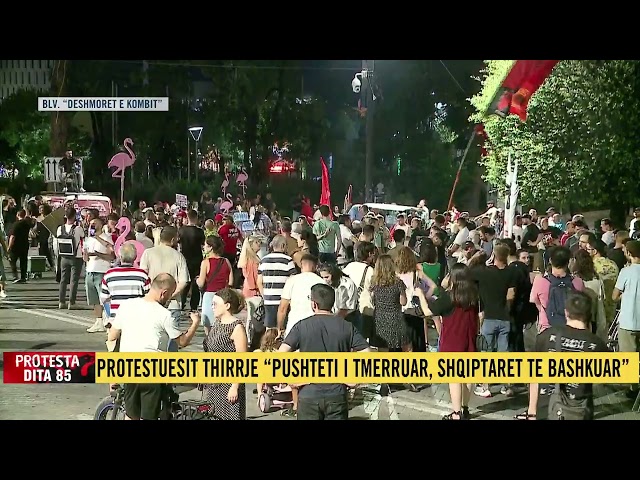 Revoltë kundër të gjithë klasës politike, mbyllet protesta e 85-të! “Nesër më shumë”