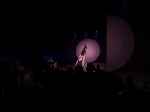 Lorde singing "Hentai" by Rosalía / Lorde cantando "Hentai" de Rosalía (Solar Power Tour)